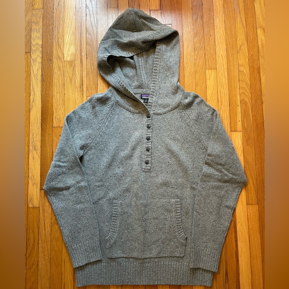 Hooded, gray, mixed-blend Patagonia sweater with front pocket. Medium. L…